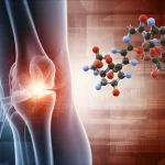 Immagine concettuale che mostra una molecola di testosterone stilizzata fluttuante vicino a un'articolazione del ginocchio con evidenti segni di usura artrosica. Sfondo astratto con elementi scientifici e genetici. Lente prime 35mm, profondità di campo accentuata, colori duotone blu scuro e arancione caldo per creare contrasto.