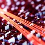 Visualizzazione artistica fotorealistica di nanocristalli di WO3-x che assorbono luce nel vicino infrarosso (rappresentata come fasci rossastri convergenti). I nanocristalli hanno un aspetto quasi metallico e mostrano l'effetto LSPR come un bagliore superficiale. Scena catturata con un obiettivo prime da 35mm, profondità di campo ridotta per focalizzare sui nanocristalli, illuminazione drammatica per evidenziare l'assorbimento NIR.