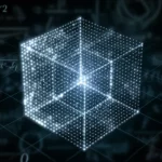 Composizione astratta con un cubo semi-trasparente [0,1]^d fluttuante, contenente punti luminosi distribuiti secondo uno schema di ipercubo latino debole, linee di griglia debolmente visibili, sfondo scuro con formule matematiche sfocate (come L2, integrale), obiettivo 35mm, profondità di campo, tonalità duotone blu e argento.