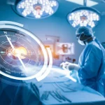 Immagine concettuale di una bussola medica stilizzata che punta con precisione verso una piccola ghiandola paratiroide luminosa, simboleggiando la guida fornita dal monitoraggio PTH intraoperatorio. Lo sfondo è una sala operatoria moderna leggermente sfocata. Colori blu e argento duotone, profondità di campo, illuminazione soffusa ma focalizzata sulla bussola e la ghiandola.