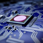 Fotografia macro, 60mm lens, high detail, controlled lighting, di un chip fotonico ibrido avanzato che integra un laser, un microrisonatore circolare e un fotodiodo su un circuito stampato, per la generazione di microonde a basso rumore.