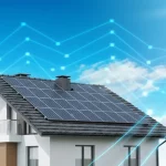Scatto paesaggistico fotorealistico ad angolo largo, lente da 15 mm, che mostra una casa moderna con eleganti pannelli solari installati sul tetto sotto un cielo blu luminoso e luminoso con alcune nuvole sottili. Le linee digitali blu sottili e luminose collegano la casa visivamente a una debole e astratta rappresentazione della griglia intelligente in lontananza. Focus acuto sulla casa e sui pannelli, effetto a lungo esposizione che leviga sottilmente le nuvole distanti.