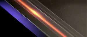 Immagine fotorealistica, lente macro 90mm, di una nanotrave metallica scintillante su cui è depositata una sottile striscia di grafene quasi trasparente. Un leggero bagliore termico emana dal punto di contatto tra grafene e nanotrave, suggerendo l'induzione di calore. Illuminazione controllata da laboratorio, altissimo dettaglio, messa a fuoco precisa sull'interfaccia.