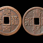 Macro fotografia di due antiche monete coreane in rame del XIX secolo, una autentica e una replica, affiancate. Obiettivo macro 100mm, alta definizione, illuminazione da studio controllata per evidenziare dettagli superficiali e corrosione.