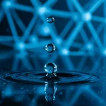 Primo piano di gocce d'acqua pulita che cadono su una superficie riflettente, simboleggiando la purificazione dell'acqua, con un accenno a strutture nanotecnologiche sullo sfondo, lente macro 80mm, alta definizione, illuminazione drammatica.