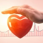 Immagine concettuale che mostra un cuore stilizzato protetto da mani che simboleggiano la cura post-cancro, con un grafico a linee sullo sfondo che indica l'importanza dell'età. Luce calda e speranzosa, 50mm lens, soft focus, high detail sul cuore e le mani.