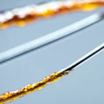 Immagine fotorealistica, lente macro 90mm, primo piano di un filo di sutura in seta innovativo rivestito con chiodo di garofano/gelatina, evidenziando la texture e il rivestimento, leggermente avvolto su una superficie sterile, alta definizione, messa a fuoco precisa, illuminazione medica soffusa.