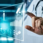 Concetto di medicina di precisione: una mano che regola un grafico digitale della dose di farmaco personalizzata per un paziente oncologico. Tecnologia futuristica, sfondo medico sfocato. Obiettivo prime 50mm, profondità di campo.