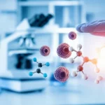 Immagine concettuale della sicurezza dei farmaci oncologici: una mano protettiva che scherma delle molecole stilizzate rappresentanti farmaci (pembrolizumab, pemetrexed, platino) e cellule polmonari, sfondo sfocato di un laboratorio di ricerca high-tech, illuminazione controllata e drammatica, obiettivo macro 100mm, alta definizione, dettagli precisi.