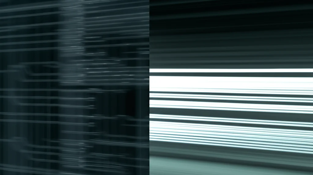 Visualizzazione a schermo diviso: lato sinistro mostra una singola pipeline complessa di elaborazione dati in toni scuri, lenta; lato destro mostra multiple pipeline parallele in linee luminose e veloci, rappresentando l'efficienza del calcolo parallelo. Obiettivo teleobiettivo zoom 150mm, effetto velocità otturatore rapida sul lato destro.