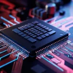 Primo piano di un microchip complesso montato su una scheda madre, con linee luminose blu e rosse che simulano il flusso di dati e potenziali 'fughe' di informazioni laterali (attacco side-channel). Illuminazione drammatica high-tech, lente prime 35mm, profondità di campo ridotta, focus selettivo sul chip.