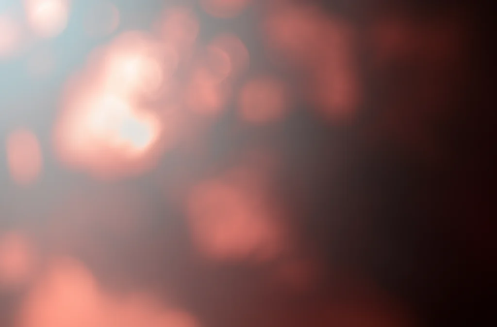Fotografia grandangolare di un paesaggio polmonare interno simulato, obiettivo 15mm, con alveoli sani e luminosi in primo piano e aree infiammate ed edematose più scure sullo sfondo, lunga esposizione per un effetto etereo, colori tenui.