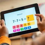 Un primo piano di un tablet tenuto dalle mani di un bambino, lo schermo mostra un'interfaccia colorata di un test di matematica con numeri e pulsanti (es. 7+5=?). Lo sfondo è un'aula scolastica luminosa ma leggermente sfocata. Obiettivo prime 50mm, profondità di campo ridotta per mettere a fuoco il tablet, illuminazione calda e accogliente.