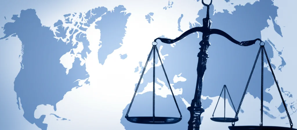 Immagine concettuale astratta che rappresenta la comparazione tra sistemi legali diversi, con bilance della giustizia stilizzate e mappe sovrapposte, obiettivo 50mm, colori duotone blu e grigio, profondità di campo.