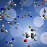 Immagine fotorealistica del fotocatalizzatore WBD in azione: particelle microscopiche del materiale sospese in acqua limpida, illuminate intensamente da una luce simulata (tipo luce solare). Attorno alle particelle, si vedono rappresentazioni stilizzate di molecole di ampicillina che si rompono in frammenti più piccoli e meno complessi. Macro lens, 100mm, alta definizione, controlled lighting, effetto bokeh sullo sfondo per focalizzare l'attenzione sul processo catalitico.