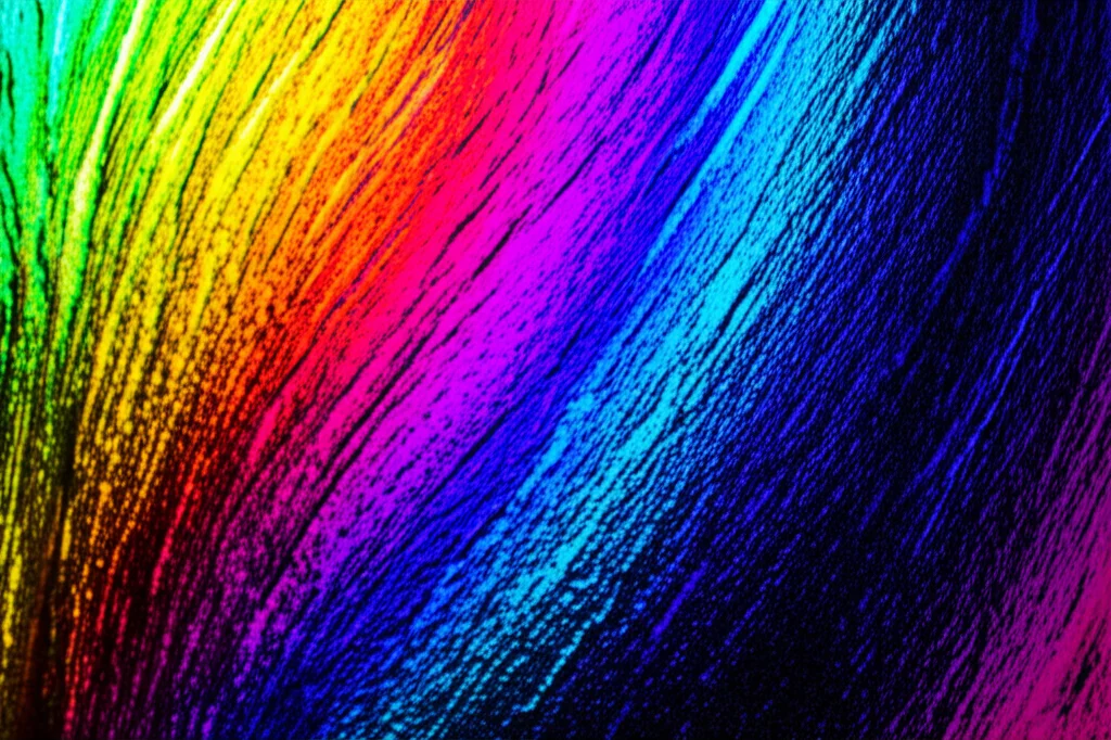 Fotografia macro di un foglio a cristalli liquidi che mostra una transizione di colore dovuta al calore. Messa a fuoco precisa sulla texture del foglio, illuminazione da studio controllata per esaltare i colori cangianti. Obiettivo macro 100mm, alta definizione, dettagli nitidi.