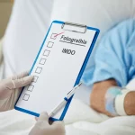 Fotografia macro di una checklist medica IMDO tenuta da mani guantate accanto al letto di un paziente anziano in ospedale, obiettivo macro 100mm, alta definizione, illuminazione controllata, focus preciso sulla checklist.