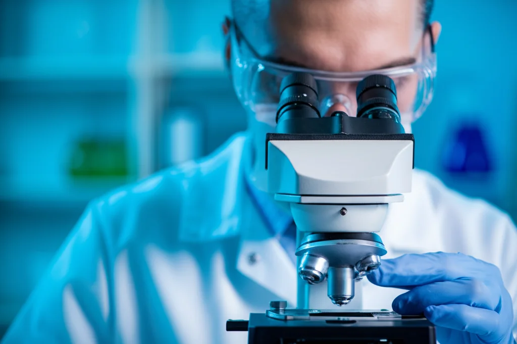Ricercatore in laboratorio che analizza campioni di tessuto tumorale gastrico al microscopio, Macro lens, 100mm, high detail, precise focusing, controlled lighting.