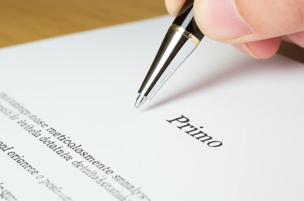 Primo piano di una mano che scrive meticolosamente note su un documento legale complesso, simboleggiando l'analisi dettagliata delle perizie. Macro lens 100mm, high detail, luce da studio controllata, focus preciso sulla punta della penna e sul testo.