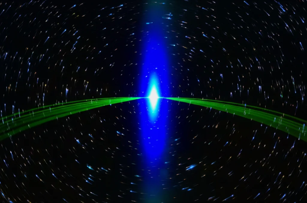 Visualizzazione astratta dello spettro del tripletto di Mollow. Tre picchi luminosi su uno sfondo scuro: uno centrale intenso e due laterali simmetrici. Due fasci di luce colorata (es. blu e verde) emergono dai picchi laterali e si intrecciano, rappresentando i modi fotonici entangled estratti. Stile fotografia astronomica, wide-angle 24mm, lunga esposizione per scie luminose eteree, focus nitido sui picchi spettrali.