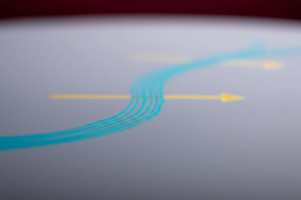 Concetto astratto di una linea temporale mentale che si estende da sinistra (passato/prima) a destra (futuro/dopo) e dal basso (prima) verso l'alto (dopo), obiettivo grandangolare 20mm, messa a fuoco nitida, colori sfumati, rappresentazione dell'effetto STEARC.