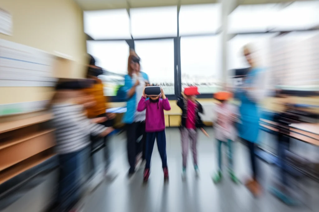Fotografia grandangolare, obiettivo 10mm, di un'aula scolastica luminosa e moderna dove diversi bambini con bisogni educativi speciali utilizzano visori VR sotto la supervisione attenta di insegnanti e terapisti, lunga esposizione per catturare il movimento in modo fluido, messa a fuoco nitida sull'interazione.