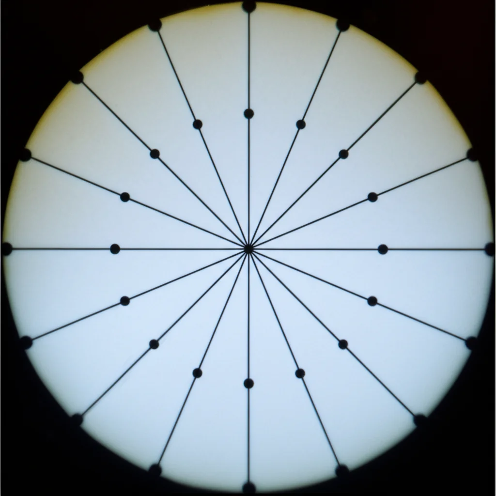 Visualizzazione astratta di punti su un cerchio che mostrano solo tre diverse distanze tra vicini. Stile macro, lente 100mm, alta definizione per evidenziare la regolarità dei gap limitati, illuminazione controllata.
