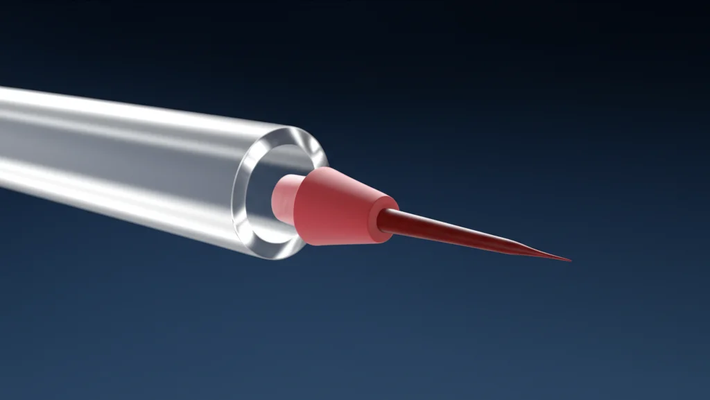 Fotografia macro di un dispositivo VAMS (Mitra™) con la punta polimerica idrofila che assorbe una goccia di sangue da una superficie pulita. Alta definizione, illuminazione da studio controllata, obiettivo macro 60mm, focus sulla punta e sulla texture del sangue.