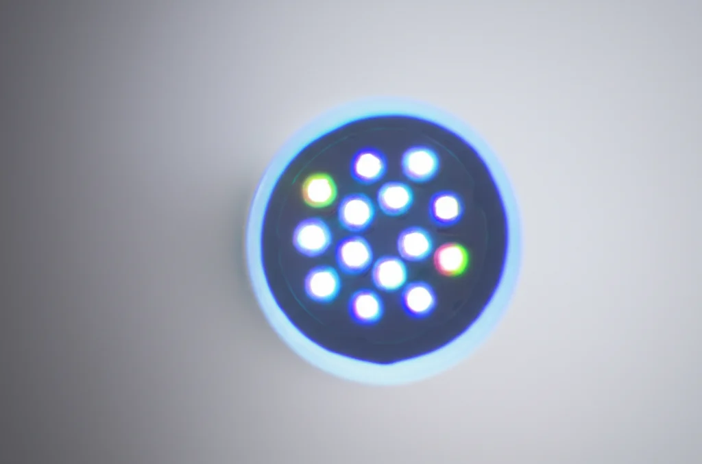 Fotografia macro di una sezione trasversale illuminata di una fibra ottica multicore, che mostra chiaramente i molteplici core luminosi all'interno del singolo rivestimento. Obiettivo macro 100mm, alta definizione, illuminazione controllata per enfatizzare la struttura interna dei core.