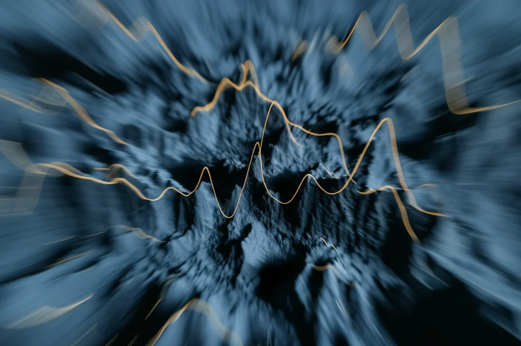 Visualizzazione astratta di un paesaggio energetico tridimensionale complesso, con molteplici valli (minimi) e passi montani (punti di sella), illuminato da luce soffusa. Obiettivo grandangolare 18mm, messa a fuoco nitida su tutta la scena, long exposure per creare un senso di mistero.