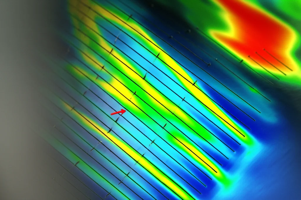 Visualizzazione CFD di un flusso supersonico (Mach 5) all'interno di una presa d'aria scramjet con meccanismo di 'passive bleed' evidenziato. Dettaglio macro sulle piccole fessure di bleed sulla superficie della rampa, illuminazione controllata per evidenziare le linee di flusso e le onde d'urto. Obiettivo 100mm Macro, alta definizione, messa a fuoco precisa.