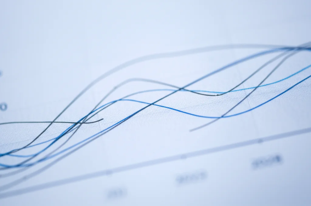 Grafico astratto che rappresenta dati sulla salute e l'invecchiamento, linee ondulate che si intersecano, colori tenui blu e grigio, macro lens 100mm, messa a fuoco selettiva su un punto del grafico, illuminazione controllata.