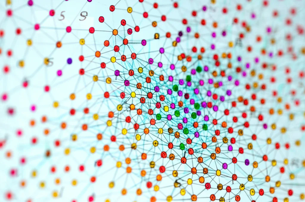 Schermata di computer che mostra una simulazione di diffusione epidemica su una rete complessa, con nodi colorati che cambiano stato (S, I, R). Stile fotorealistico, alta risoluzione, messa a fuoco precisa sullo schermo, obiettivo macro 100mm.