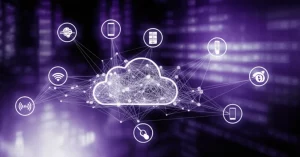 Illustrazione concettuale di una rete neurale astratta che si adatta dinamicamente su diversi dispositivi IoT (smartphone, auto connessa, sensore medico) collegati a un server centrale sicuro nel cloud. Stile fotorealistico high-tech, colori duotone viola e argento, profondità di campo.