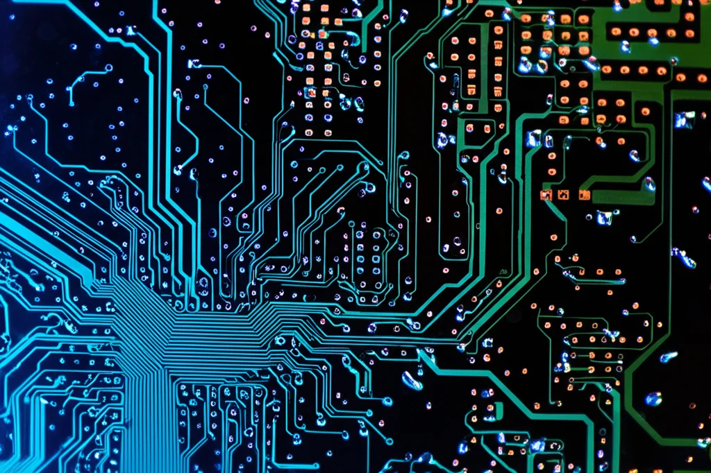 Macro fotografia, obiettivo da 60 mm, che mostrano intricate connessioni di rete che brillano su un circuito scuro, che rappresentano percorsi di elaborazione dei dati negli algoritmi di ottimizzazione, dettagli elevati, illuminazione controllata.