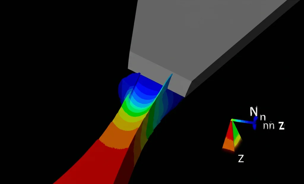 Visualizzazione 3D di una simulazione ad elementi finiti (FEA) di una prova di trazione su un provino metallico con sezione variabile, con mappa di deformazione plastica equivalente colorata che evidenzia la zona centrale di strizione, alta definizione, rendering scientifico.