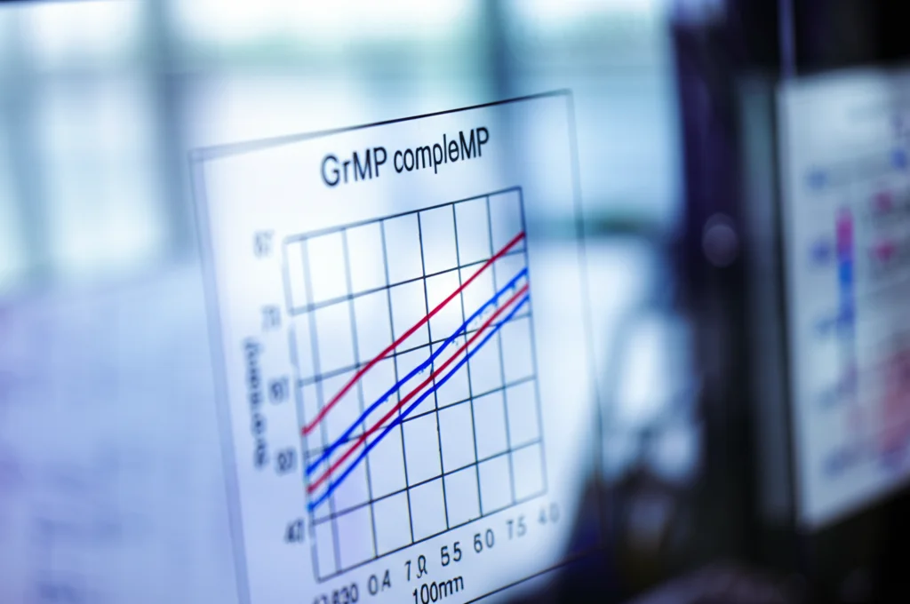 Grafico complesso su uno schermo digitale trasparente che mostra la comparazione delle prestazioni (es. accuratezza vs overhead) tra l'algoritmo OMP (linea blu efficiente) e l'algoritmo LS (linea rossa meno efficiente) in un sistema MIMO. Macro lens, 100mm, high detail, precise focusing sulle linee del grafico, sfondo leggermente sfocato con elementi di laboratorio high-tech.