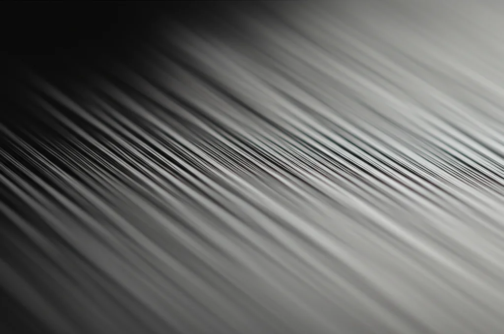 Lenti macro, 80 mm, dettagli elevati, illuminazione controllata, primo piano di una struttura a guscio metallico sottile e curva che mostra sottili deformazioni sotto stress. L'illuminazione evidenzia la curvatura e i potenziali punti di stress.