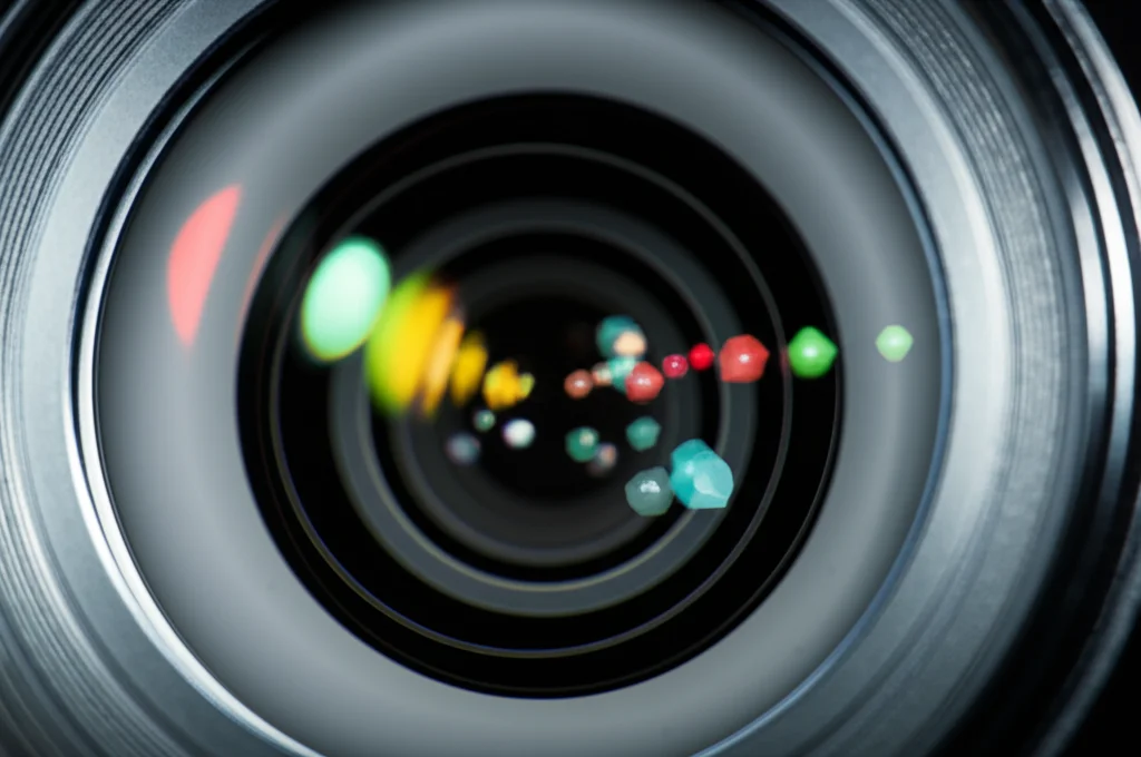 Macro lens, 85mm, Immagine concettuale che mostra uno strato nascosto (ingranaggi sfocati o forme astratte etichettate Stato 1, Stato 2) che influenza uno strato visibile di punti dati (come gemme sparse o marcatori), alcuni punti raggruppati, altri sparsi, illuminazione controllata, alto dettaglio.