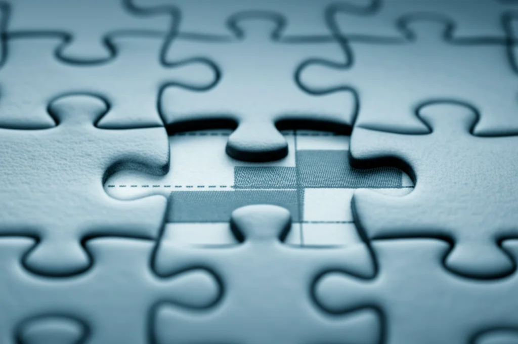 Grafico astratto che mostra dati incompleti come pezzi mancanti di un puzzle, illuminazione controllata, high detail, macro lens 100mm, colori duotone blu e grigio.