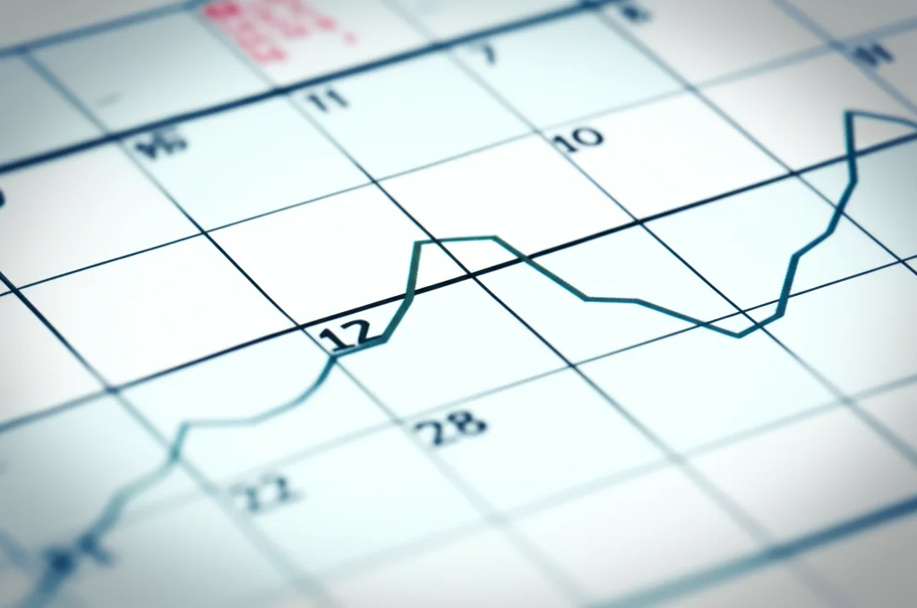 Grafico astratto che mostra una linea stabile rappresentante i livelli terapeutici di un farmaco per circa 12 mesi, per poi iniziare a scendere leggermente. Sfondo con pattern di calendario stilizzato. Lente 50mm, focus selettivo sulla linea del grafico.