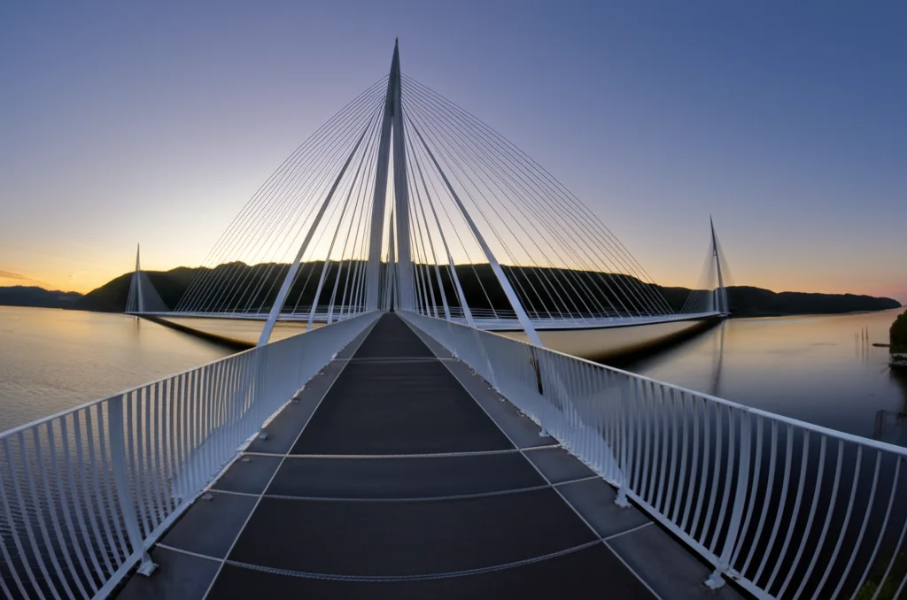 Fotografia grandangolare di un ponte moderno sospeso in acciaio al tramonto, 15mm wide-angle lens, lunga esposizione per nuvole setose e acqua liscia sottostante, messa a fuoco nitida sulla struttura portante, evidenziando la sua integrità ingegneristica e la complessità del design.