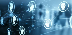 Immagine fotorealistica di una rete neurale astratta sovrapposta a volti umani stilizzati che discutono, obiettivo zoom 24mm, effetto duotone blu e grigio, profondità di campo che sfoca lo sfondo, simboleggiando l'intersezione tra intelligenza artificiale, reti sociali e formazione dell'opinione collettiva.