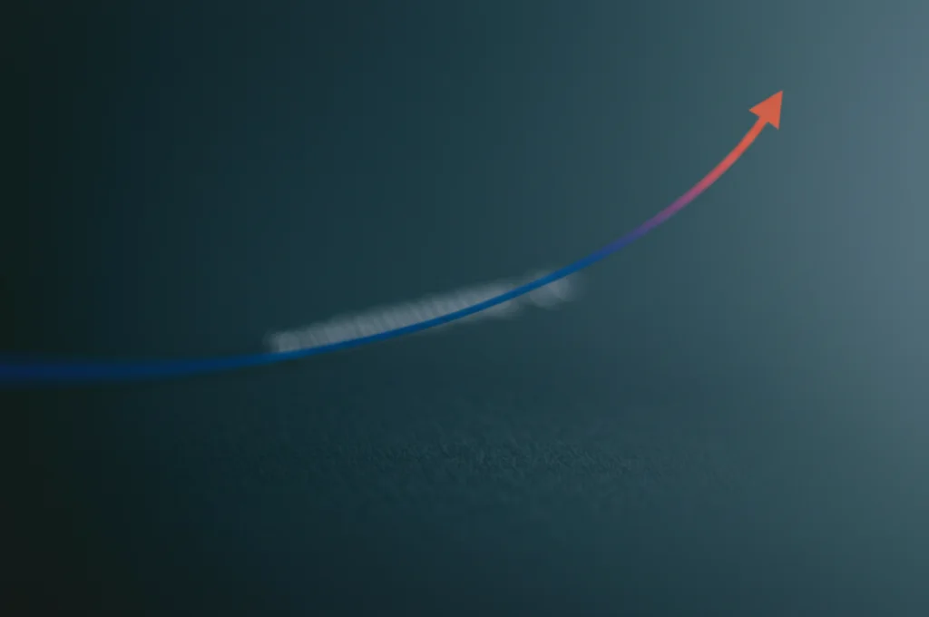 Grafico stilizzato ma fotorealistico che mostra una curva di accuratezza in crescita esponenziale, simboleggiando l'alta performance del modello AI. Still life, 60mm macro lens, high detail, sfondo sfocato.