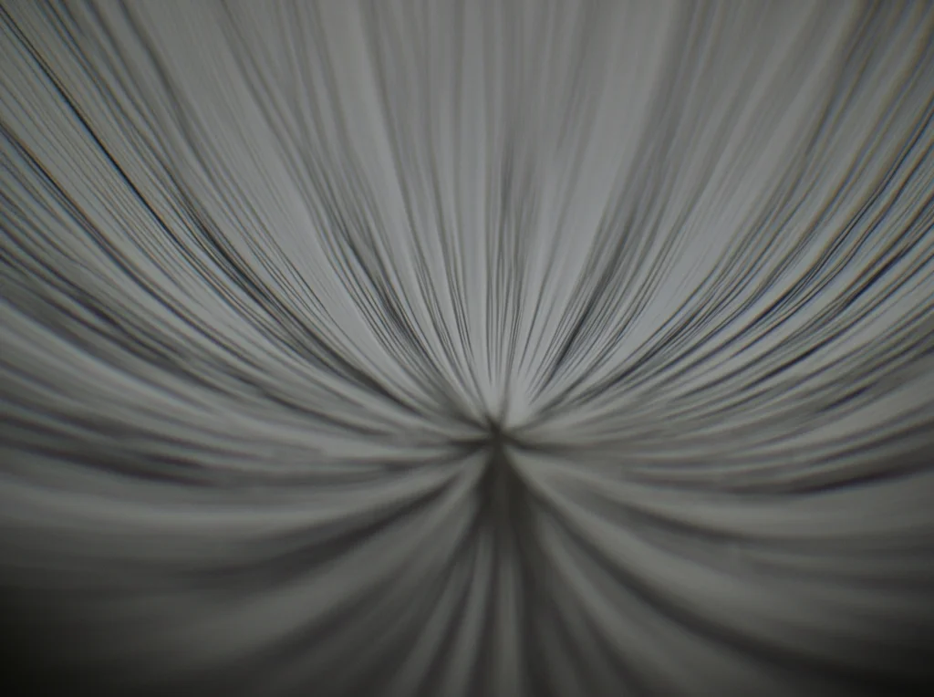 Immagine concettuale che illustra il Teorema di Splitting: uno spazio geometrico complesso che si 'apre' rivelando al suo interno un fattore Euclideo piatto (come un piano o una linea retta) che si estende all'infinito. Macro lens, 90mm, high detail sulla transizione tra la parte curva e quella piatta, illuminazione focalizzata sul fattore Euclideo.