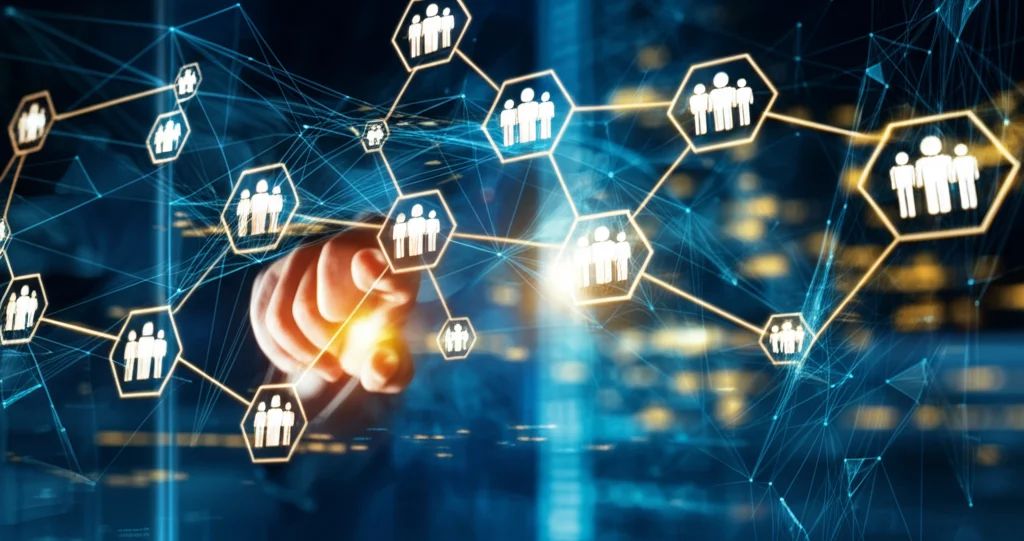 Visualizzazione astratta di una rete complessa e luminosa che collega diverse icone rappresentanti persone, idee, dati e tecnologia, simboleggiando un ecosistema imprenditoriale. Stile fotografia macro, obiettivo 100mm, alta definizione, illuminazione controllata con toni blu e oro per evocare innovazione e valore.