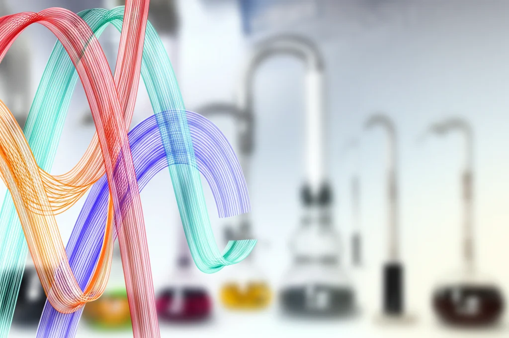 Grafico scientifico astratto che mostra curve di concentrazione colorate sovrapposte su uno sfondo sfocato di alambicchi, rappresentando la separazione dei composti durante la distillazione, alta definizione.