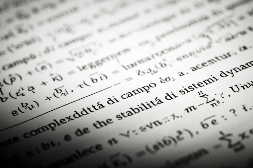Fotografia still life, prime lens 35mm, bianco e nero, profondità di campo accentuata, foglio di carta leggermente invecchiato con complesse equazioni matematiche scritte a mano, focus su una formula chiave relativa alla stabilità dei sistemi dinamici.