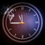 Immagine concettuale astratta con un orologio stilizzato le cui lancette sono fatte di fumo di sigaretta che si dissolve lentamente su uno sfondo scuro e testurizzato, simboleggiando il passare del tempo e le mutevoli tendenze del fumo negli USA, illuminazione drammatica laterale, alta definizione.