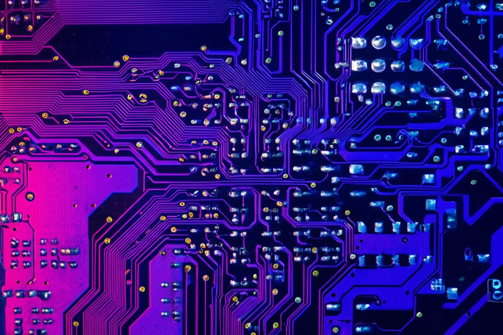 Immagine macro di un circuito stampato complesso con luci brillanti che si intrecciano, rappresentando la complessità dell'intelligenza artificiale. Obiettivo macro 100mm, alta definizione, illuminazione controllata per creare contrasti netti, messa a fuoco precisa sui dettagli dei circuiti.